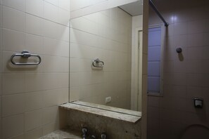 Apartamento standard, 1 quarto | Banheiro | Chuveiro, toalhas de banho