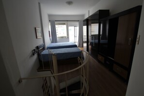 Apartamento standard, 1 quarto | 1 quarto, frigobar, ferros/tábuas de passar roupa, roupa de cama