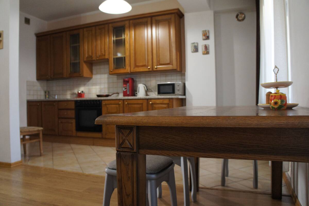 Sviitti, 1 makuuhuone (Baikalskaya 107a/3) | 1 makuuhuone, ylelliset vuodevaatteet, työpöytä, silitysrauta/-lauta