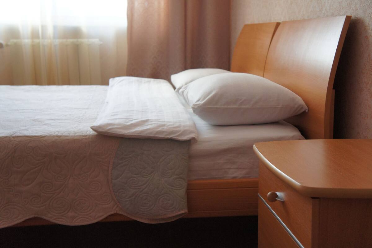 Huoneisto, 1 makuuhuone (Alexandra Nevskogo 58) | 1 makuuhuone, ylelliset vuodevaatteet, työpöytä, silitysrauta/-lauta
