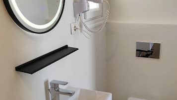 Habitación con 1 cama matrimonial o 2 individuales | Baño | Regadera, secadora de cabello, toallas