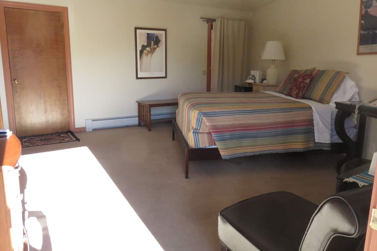 经典单人房, 1 张大床, 阳台, 河景 (Upstairs, No Pets) | 办公桌、遮光窗帘、免费 WiFi、床单