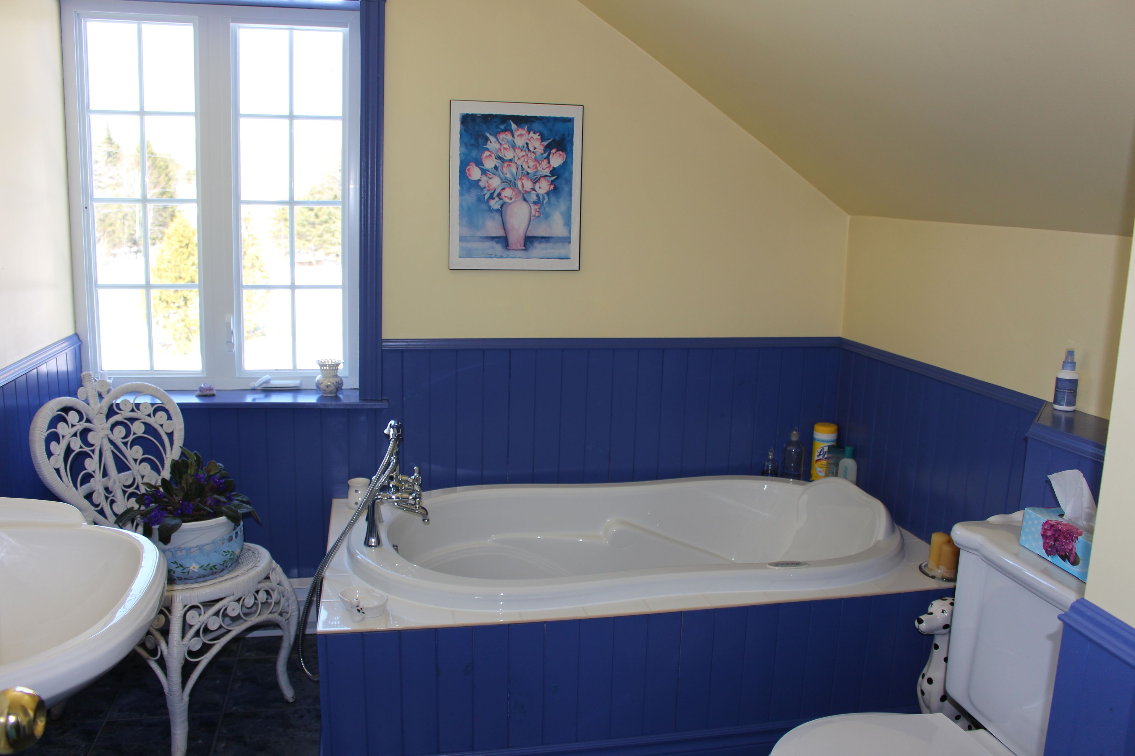 A bathroom with a bathtub, toilet, and sink.