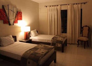 Chambre avec lits jumeaux, 2 lits une place | Coffres-forts dans les chambres, bureau, Wi-Fi gratuit