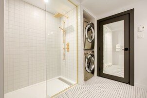 Shower, rainfall showerhead, free toiletries, hair dryer