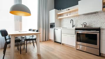 Loft, 1 habitación (LC301) | Cocina privada | Refrigerador, microondas, horno y parrilla de estufa