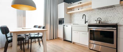 Loft, 1 habitación (LC301) | Cocina privada | Refrigerador, microondas, horno y parrilla de estufa