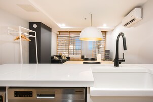 复式房 (LC102) | 私人厨房 | 冰箱、微波炉、烤箱、炉灶