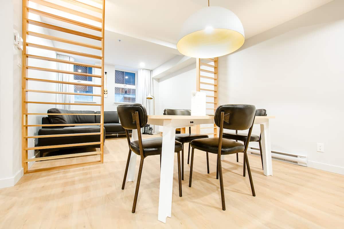 Apartamento, 2 habitaciones (LC104) | Zona de estar | Televisión de pantalla plana de 35 pulgadas con canales por cable