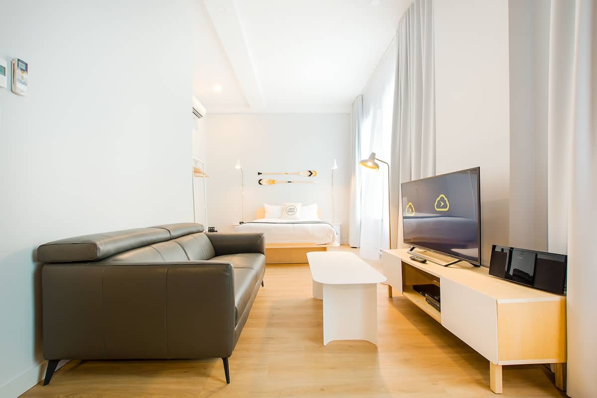 Loft, 1 habitación (LC304) | Zona de estar | Televisión de pantalla plana de 35 pulgadas con canales por cable