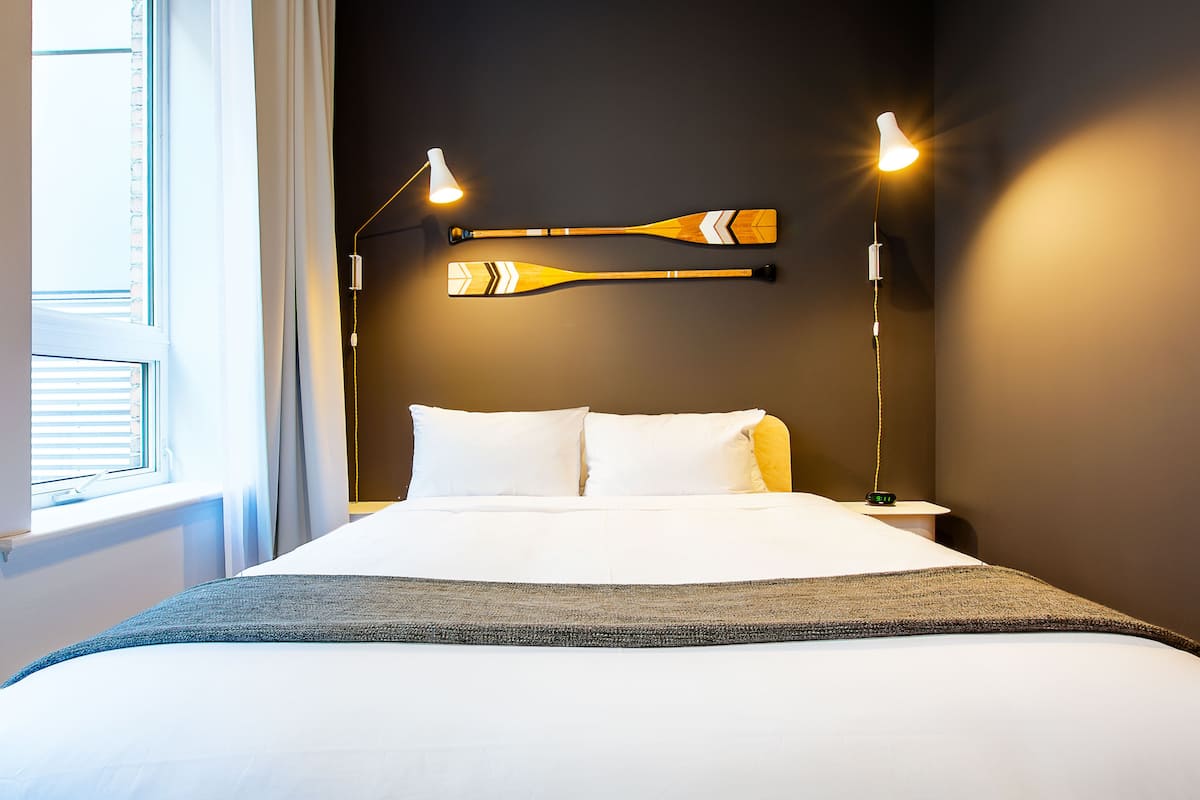 1 bedroom, blackout curtains, soundproofing