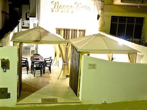 Fachada de la propiedad por la tarde o noche