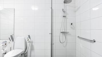 Een moderne badkamer met toilet, douche en een handgreep.