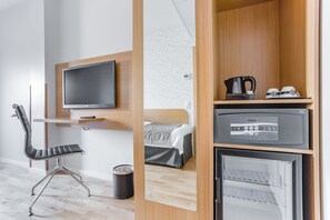 Klassieke tweepersoonskamer, 2 eenpersoonsbedden | Een kluis op de kamer, een bureau, geluiddichte muren