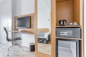 Caja de seguridad en la habitación y escritorio 
