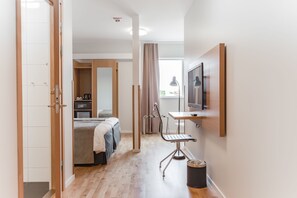 Caja de seguridad en la habitación, escritorio y insonorización 