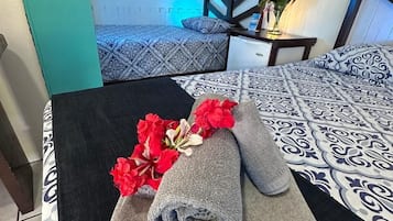Tabla de planchar con plancha, wifi gratis y ropa de cama