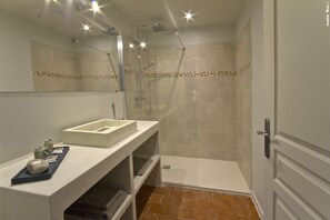 Shower, rainfall showerhead, free toiletries, hair dryer