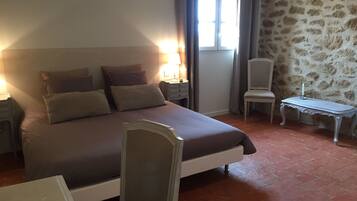 Luxury Room (Cigale) | Soundproofing, iron/ironing board, free cots/infant beds, free WiFi