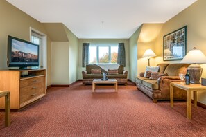 Suite, 1 queensize-seng med sovesofa | Oppholdsområde | En 37-tommers Flatskjerm-TV med kabel-kanaler samt TV