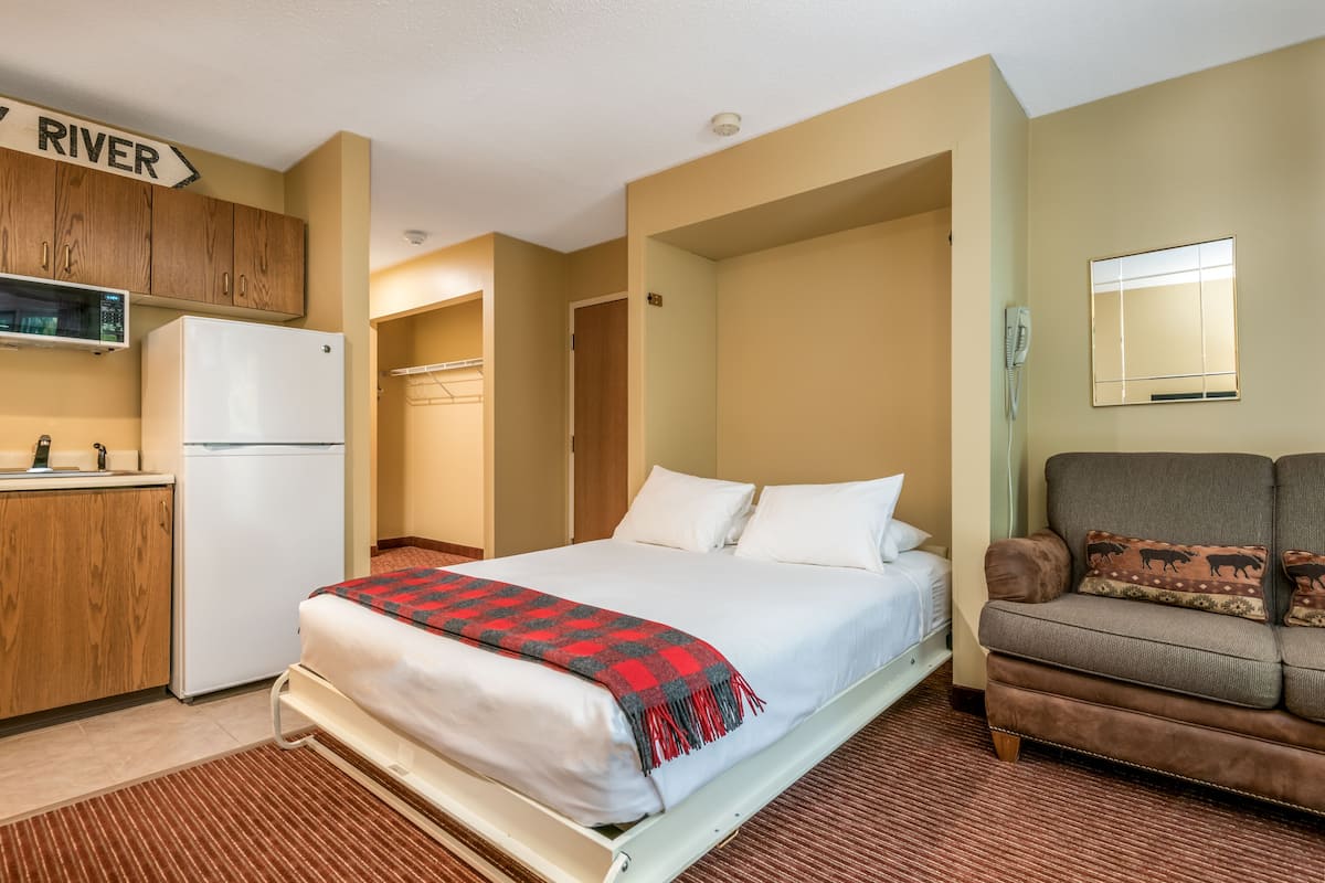 Desk, laptop workspace, iron/ironing board, free WiFi
