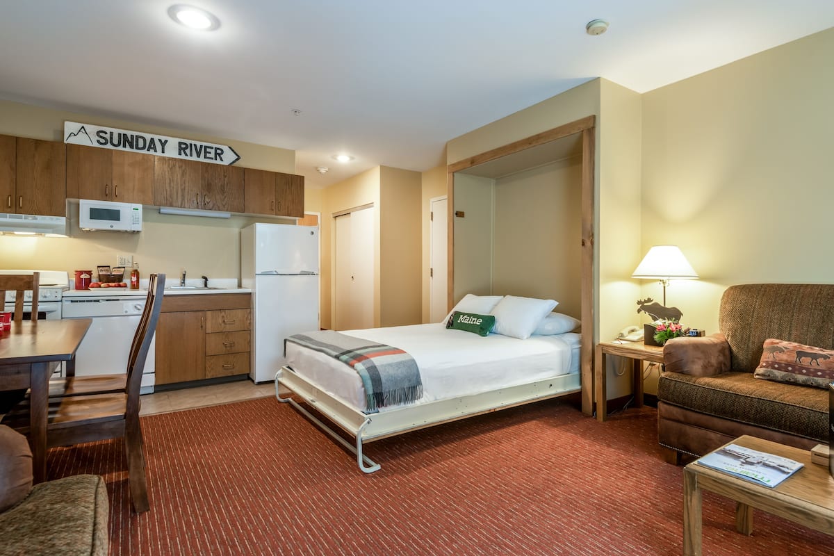 Deluxe Room, Multiple Beds | Desk, laptop workspace, iron/ironing board, WiFi (free)