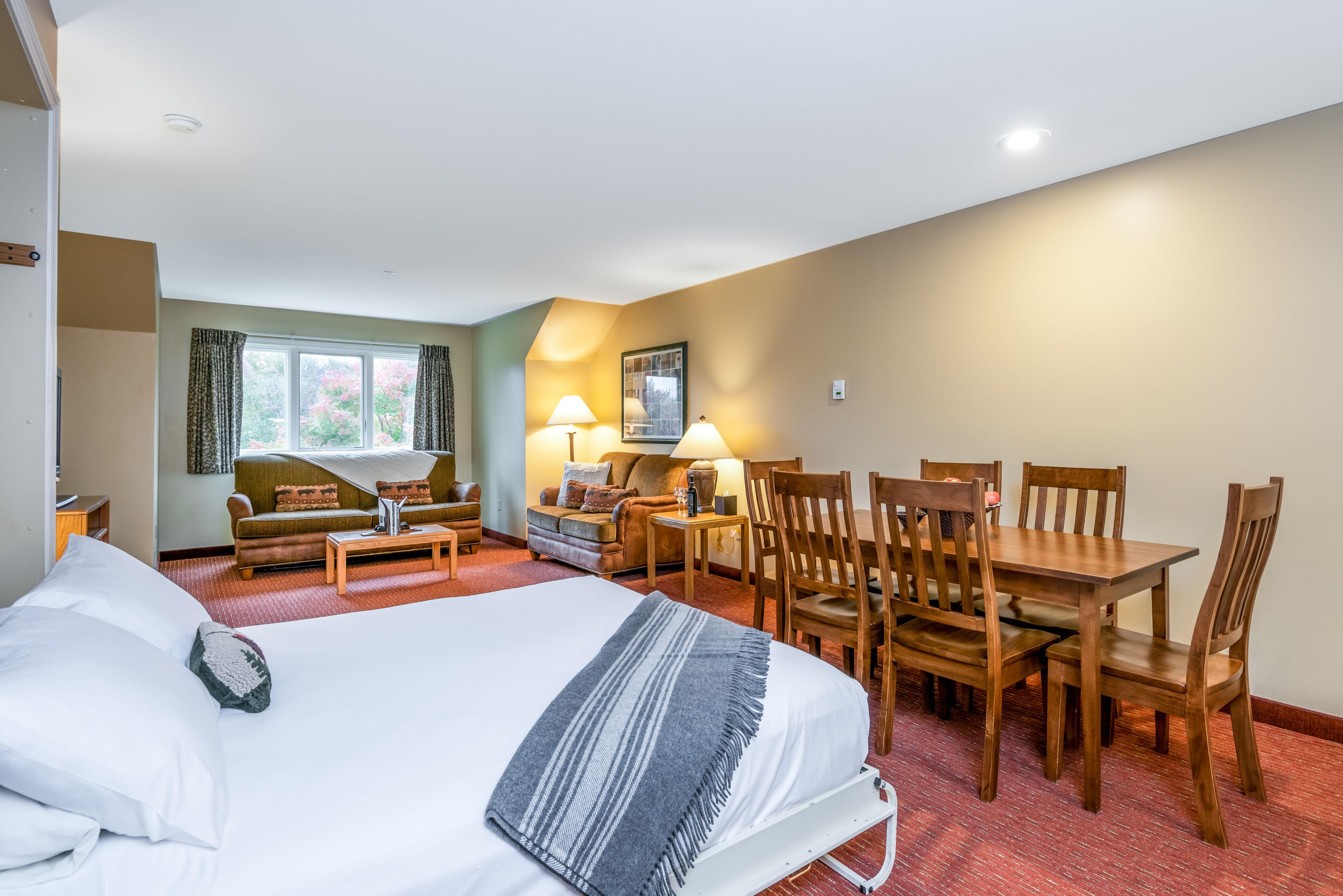 스위트, 퀸사이즈침대 1개 및 소파베드 | 거실 공간 | 케이블 채널 시청이 가능한 37인치 평면 TV, TV