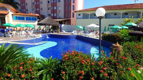 6 outdoor pools, pool umbrellas, sun loungers - Agape - Hot Springs Apart Hotel (Caldas Novas)