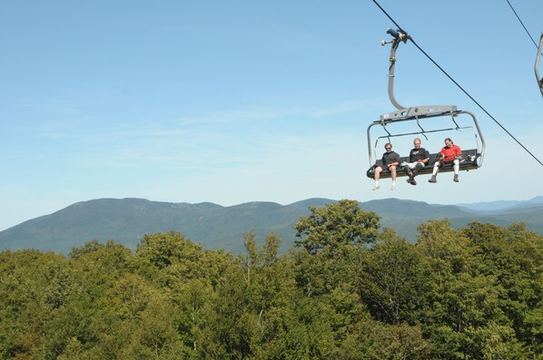 A cable car with passengers, surrounded by forest and mountains. - Jordan Hotel (Newry)