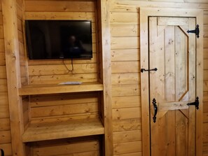 Iron/ironing board, free WiFi, bed sheets