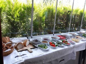 Tägliches inbegriffenes großes Frühstück