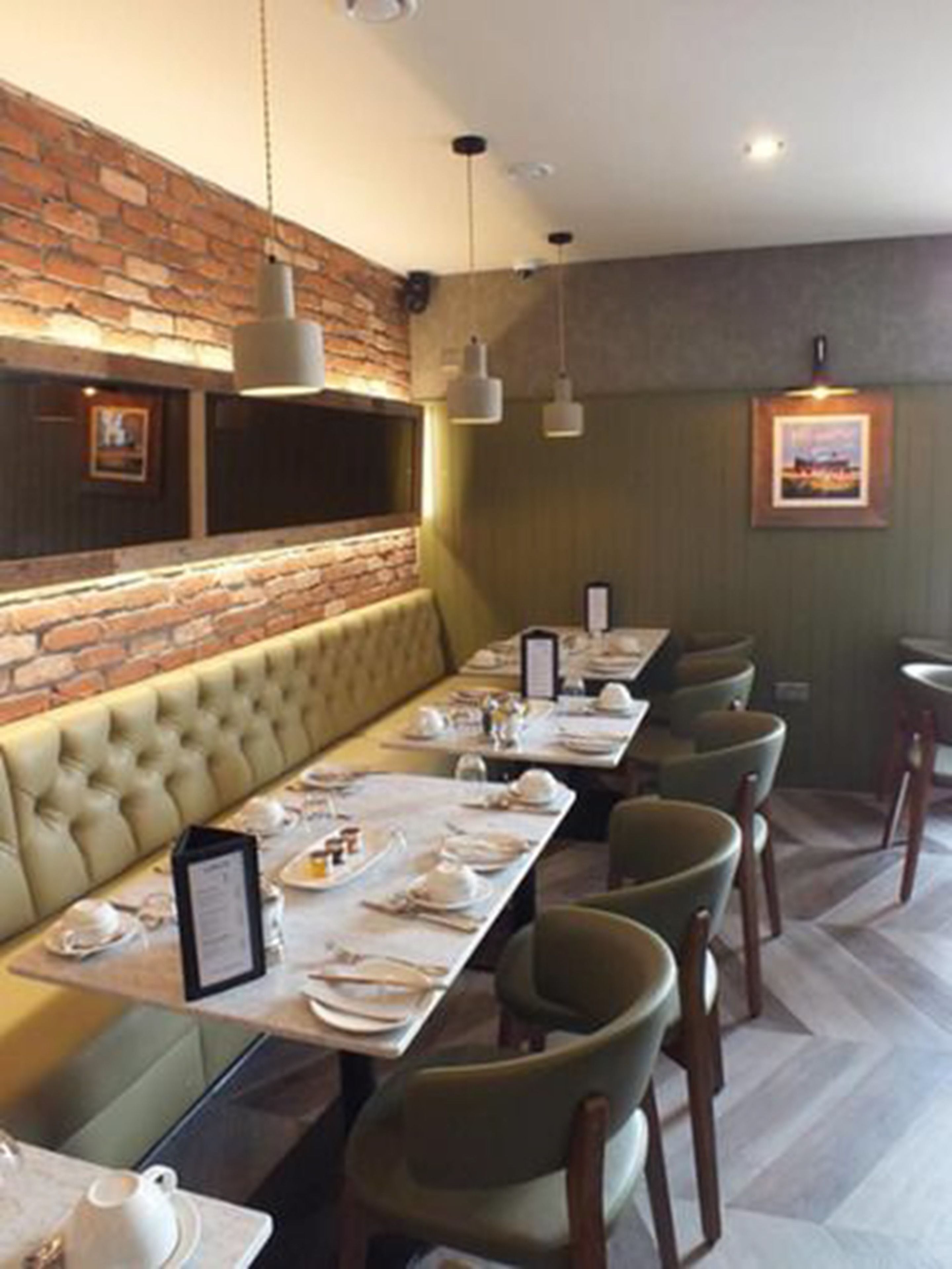 Desayuno completo (GBP 15.00 por persona) 