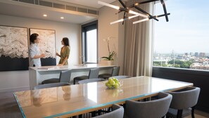 Minibar, in-room safe, desk, laptop workspace - Four Points By Sheraton Sydney, Central Park (Chippendale)