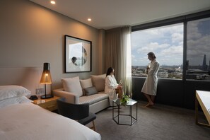 迷你吧、客房内保险箱、办公桌、笔记本电脑工作区