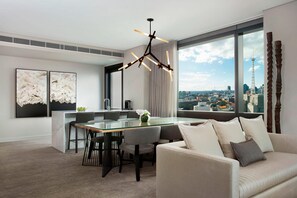 迷你吧、客房内保险箱、办公桌、笔记本电脑工作区