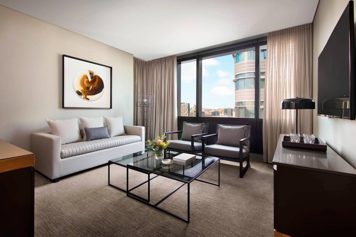 Suite – executive, 1 soverom | Oppholdsrom | En 42-tommers LCD-TV med kabel-kanaler samt TV