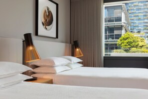 Kamar, 2 Tempat Tidur Queen | Minibar, brankas, meja kerja, dan ruang kerja ramah laptop