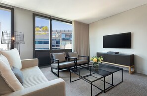 Suite ejecutiva, 1 habitación, no fumadores | Minibar, caja fuerte, escritorio y espacio para trabajar con un portátil