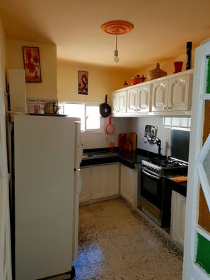 Réfrigérateur, plaque de cuisson, cafetière/bouilloire