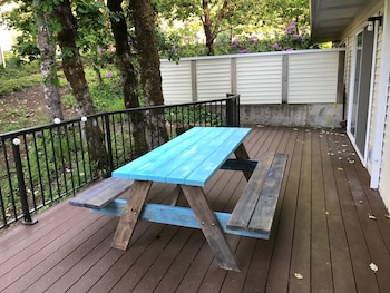 MODERN HOME w/ open floor concept in top Corvallis location