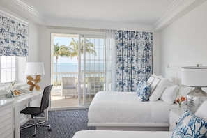 Ropa de cama de alta calidad y caja de seguridad en la habitación