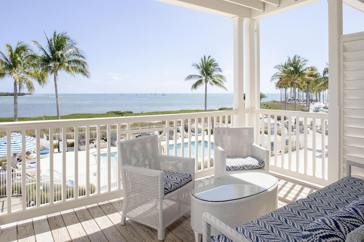 Sängtillbehör av högsta kvalitet och värdeförvaringsskåp på rummet