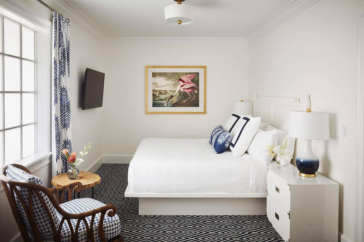 Sängtillbehör av högsta kvalitet och värdeförvaringsskåp på rummet