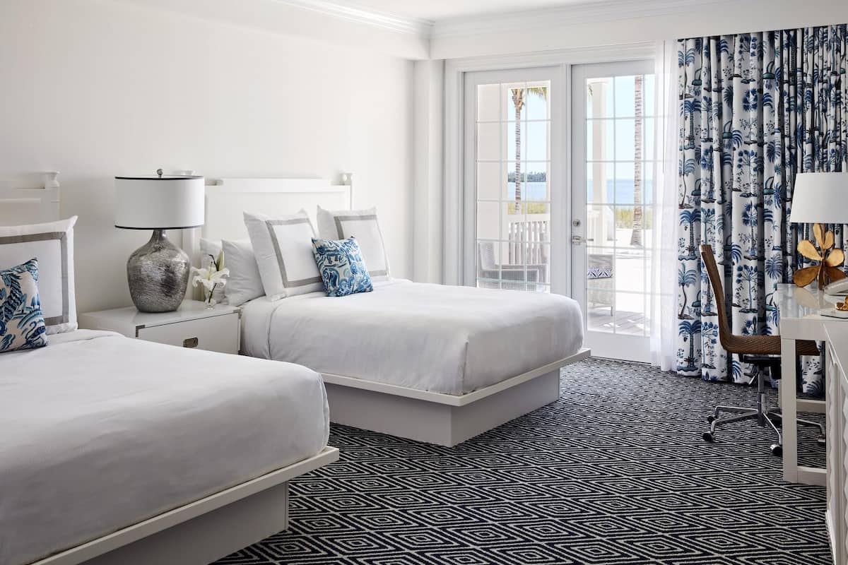 Sängtillbehör av högsta kvalitet och värdeförvaringsskåp på rummet