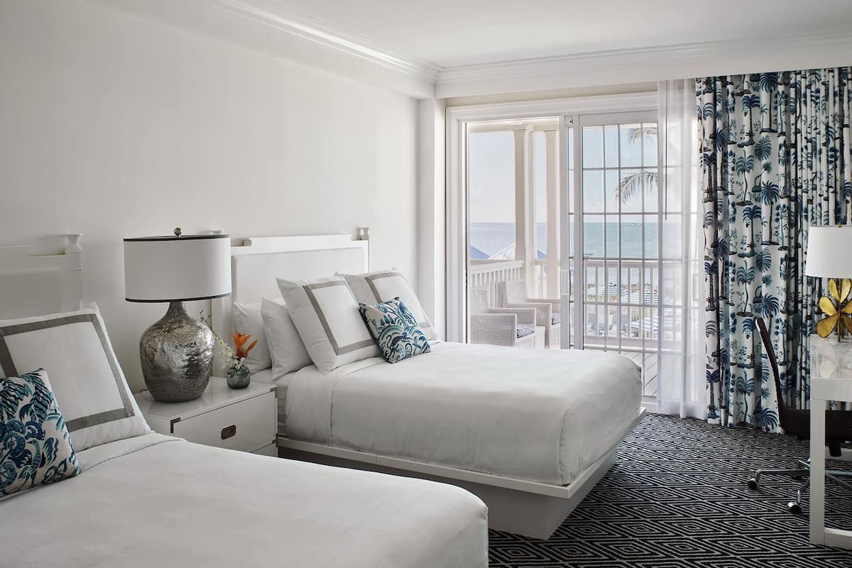 Sängtillbehör av högsta kvalitet och värdeförvaringsskåp på rummet