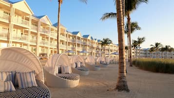 En la playa, camastros, sombrillas y toallas de playa