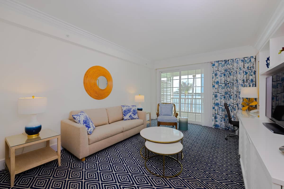 Sängtillbehör av högsta kvalitet och värdeförvaringsskåp på rummet