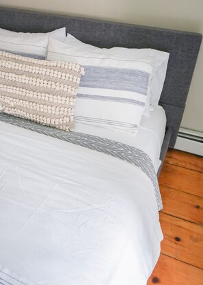 2 bedrooms, iron/ironing board, travel crib, free WiFi - Prime Location.Private Rooftop Deck.Walk to Old Port,Waterfront, Museum & Music  (Portland)