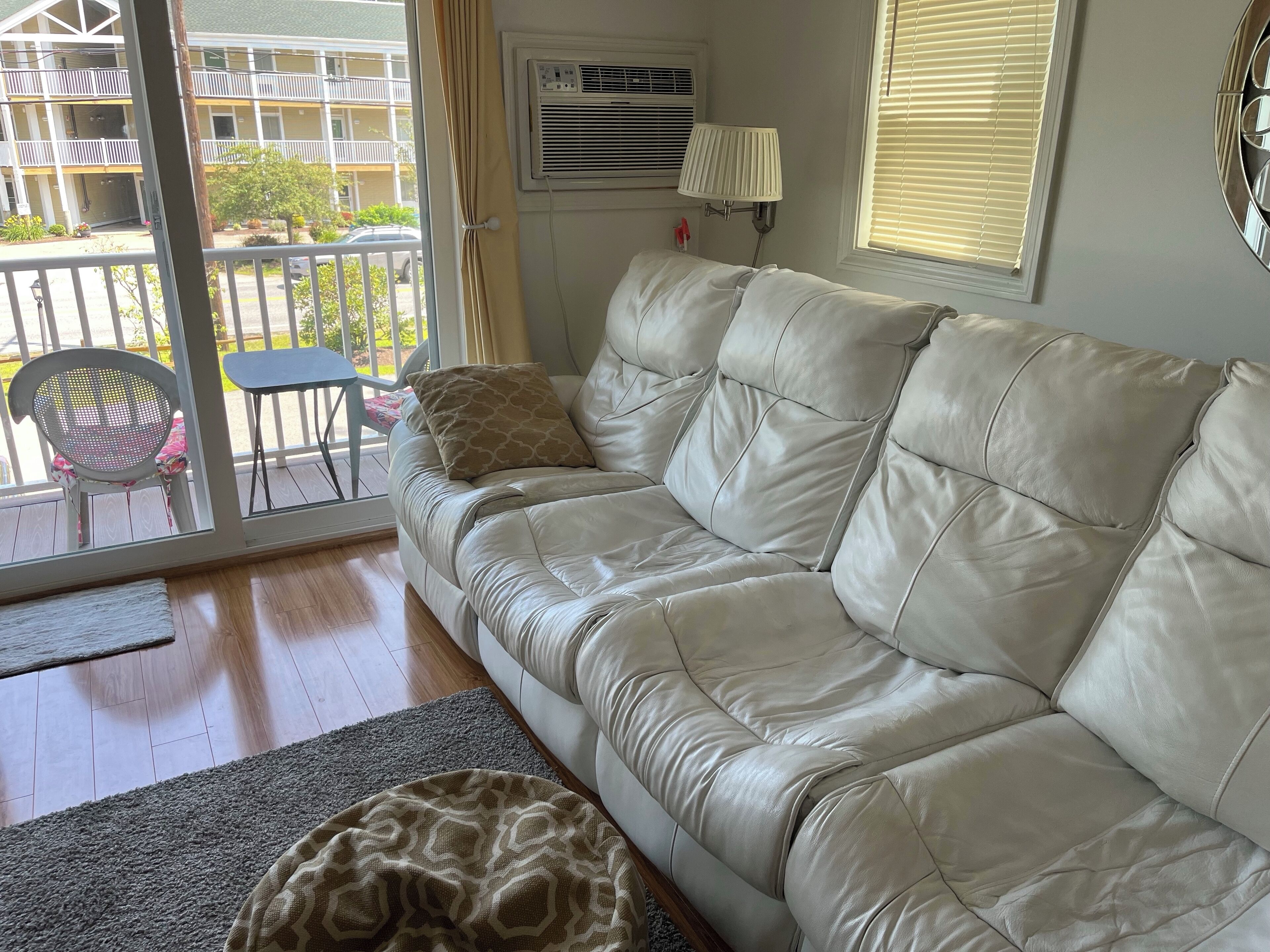 Télévision à écran plat, lecteur de DVD