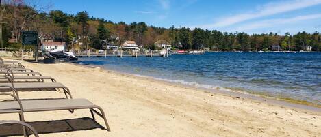 På stranden og solsenger